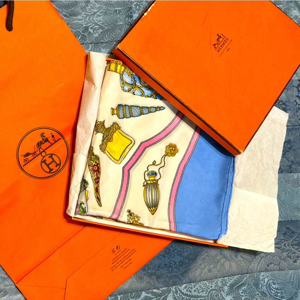 HERMES SCARF QU IMPORTE LE FLACON 36”/90CM SILK TWILL LAVENDER W BOX & PACKAGING